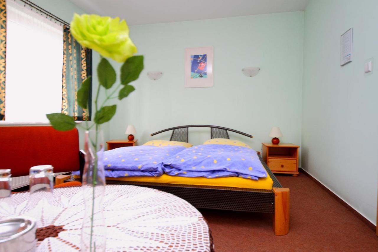 Restaurant & Hostel "Broadway" Kliniska المظهر الخارجي الصورة