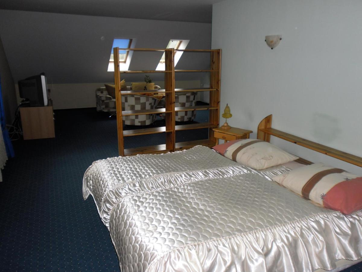 Restaurant & Hostel "Broadway" Kliniska المظهر الخارجي الصورة