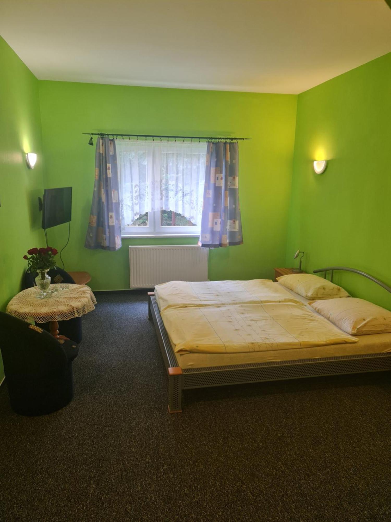 Restaurant & Hostel "Broadway" Kliniska المظهر الخارجي الصورة