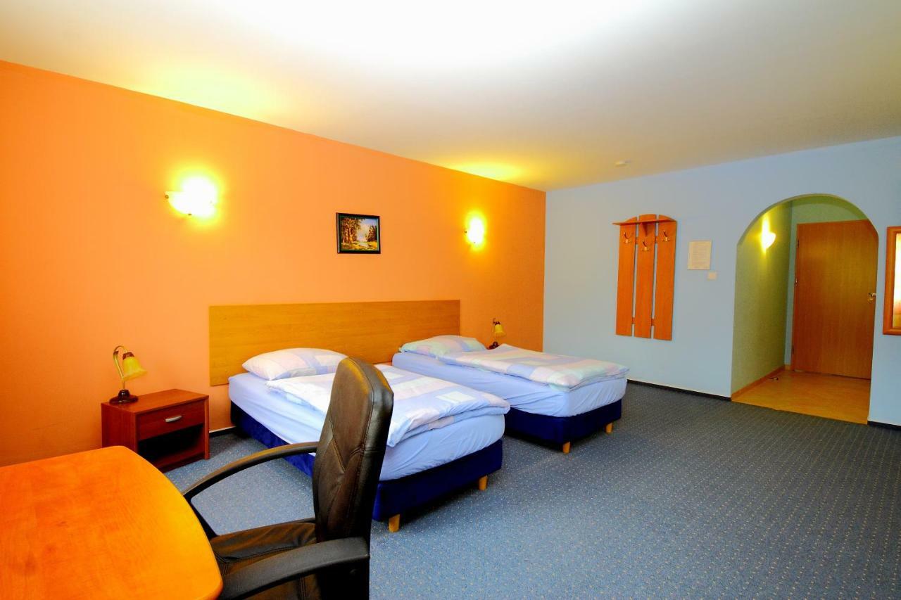 Restaurant & Hostel "Broadway" Kliniska المظهر الخارجي الصورة