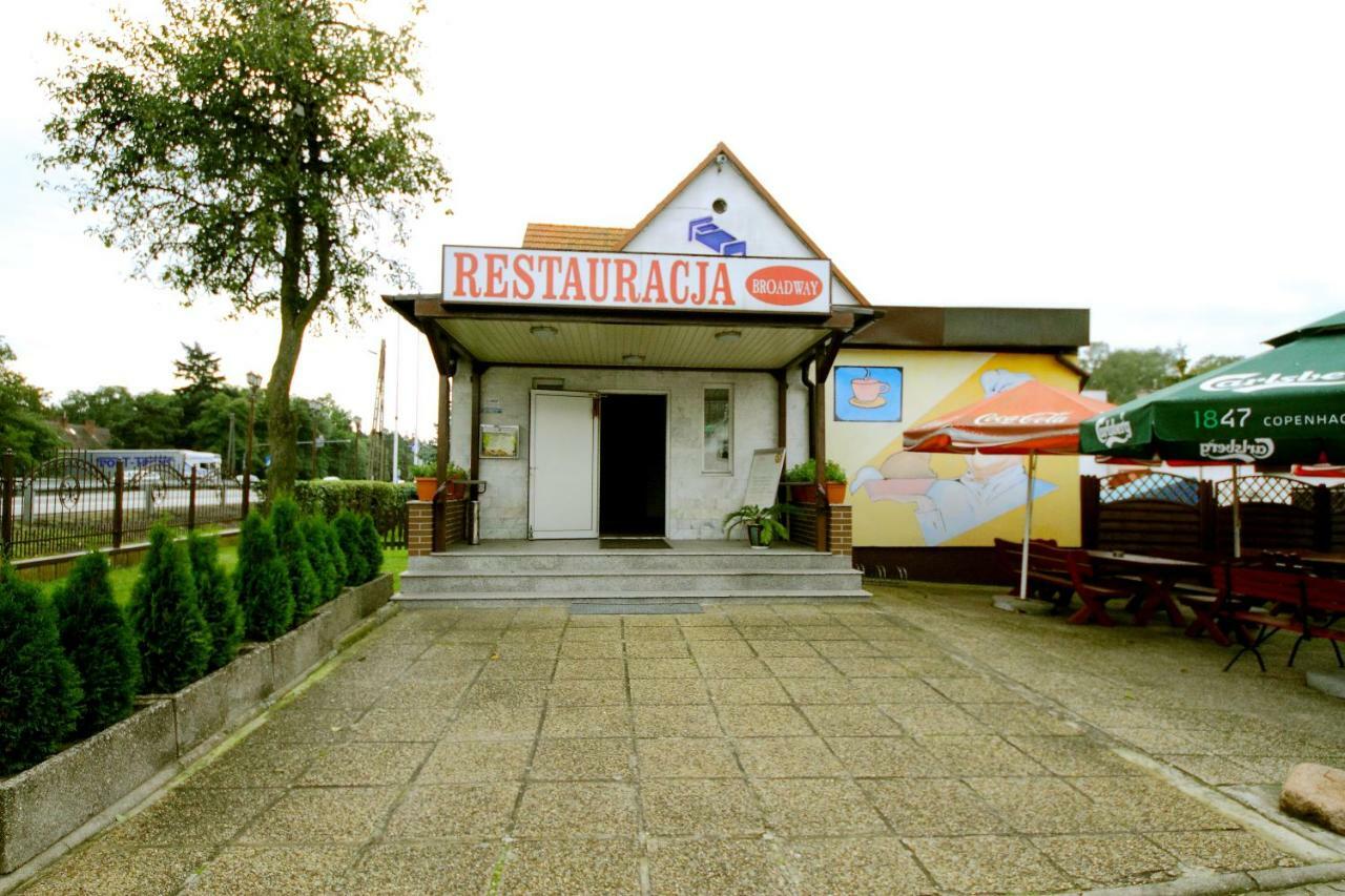 Restaurant & Hostel "Broadway" Kliniska المظهر الخارجي الصورة