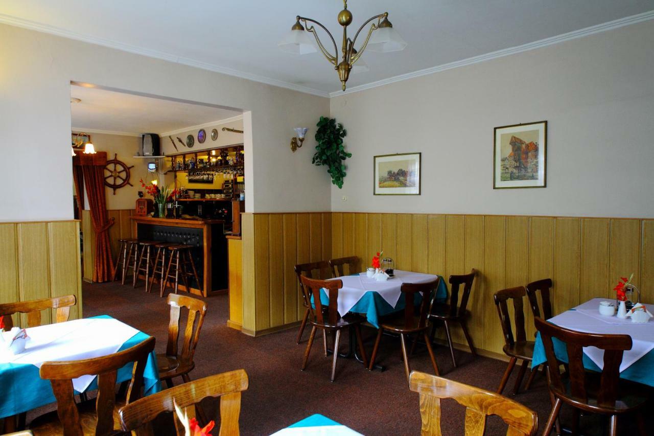 Restaurant & Hostel "Broadway" Kliniska المظهر الخارجي الصورة