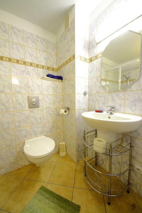 Restaurant & Hostel "Broadway" Kliniska المظهر الخارجي الصورة