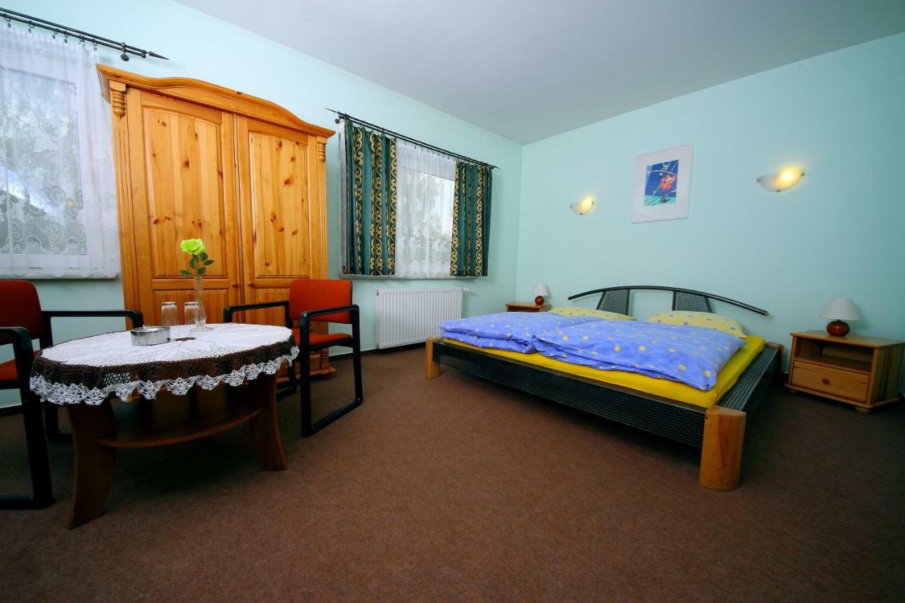 Restaurant & Hostel "Broadway" Kliniska المظهر الخارجي الصورة