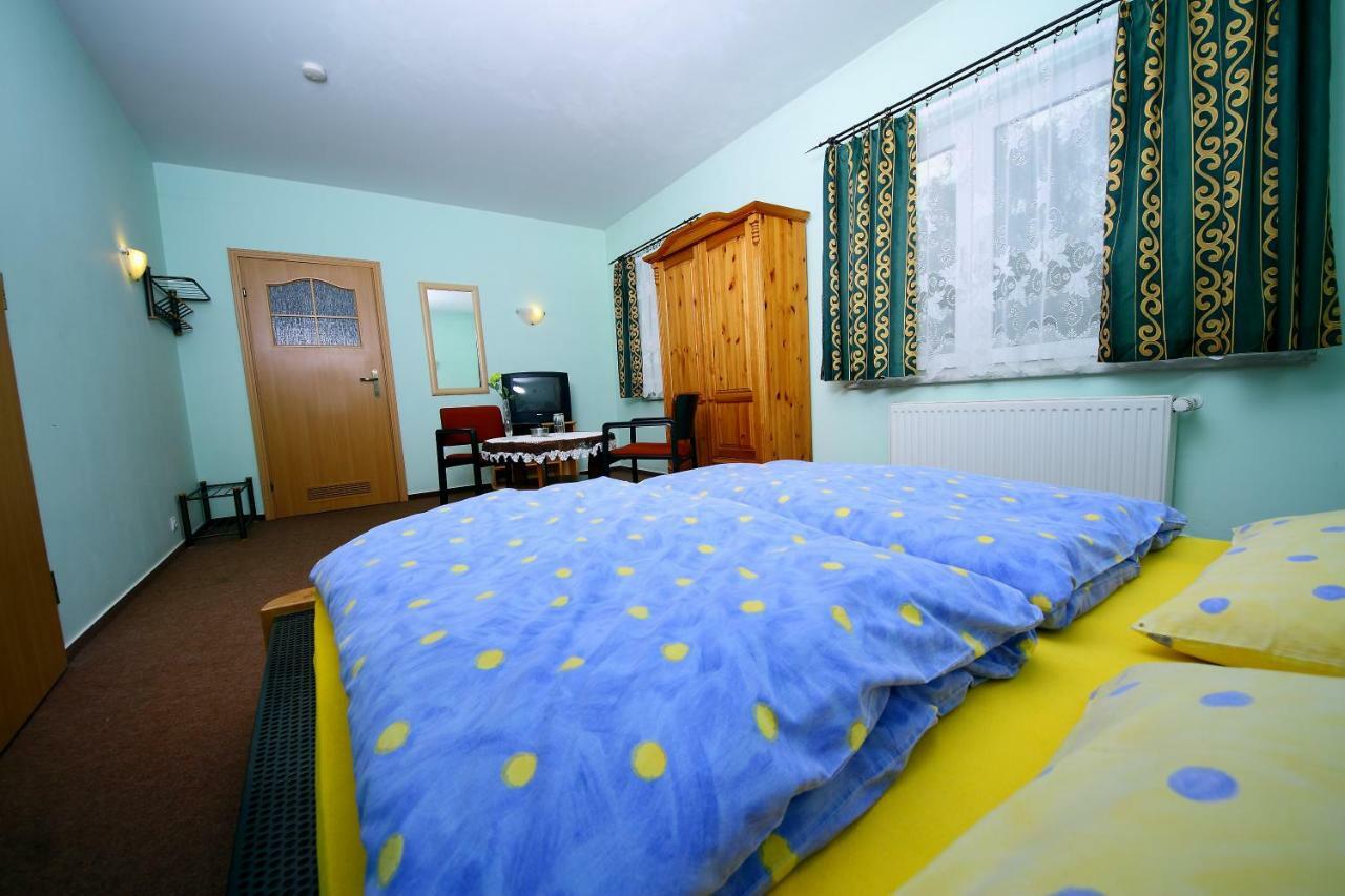 Restaurant & Hostel "Broadway" Kliniska المظهر الخارجي الصورة