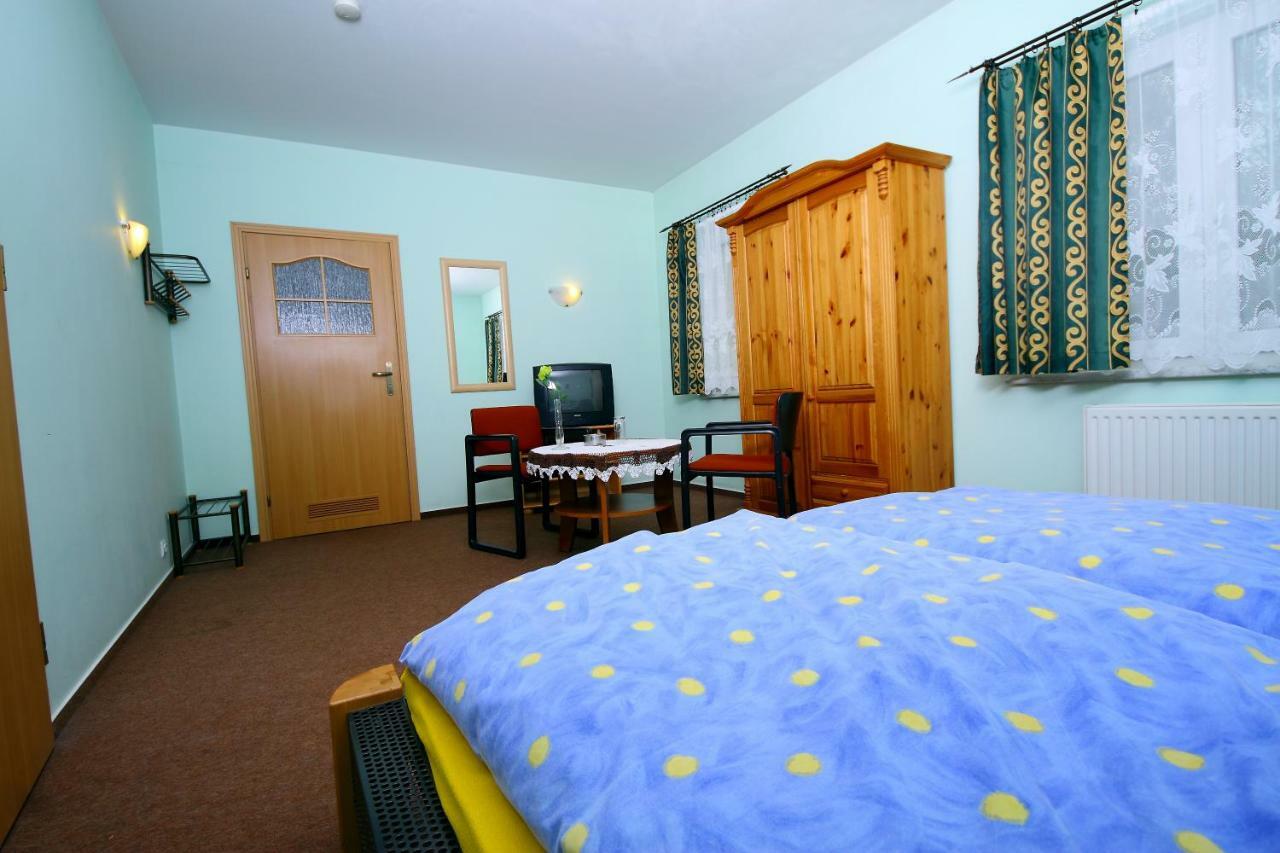 Restaurant & Hostel "Broadway" Kliniska المظهر الخارجي الصورة
